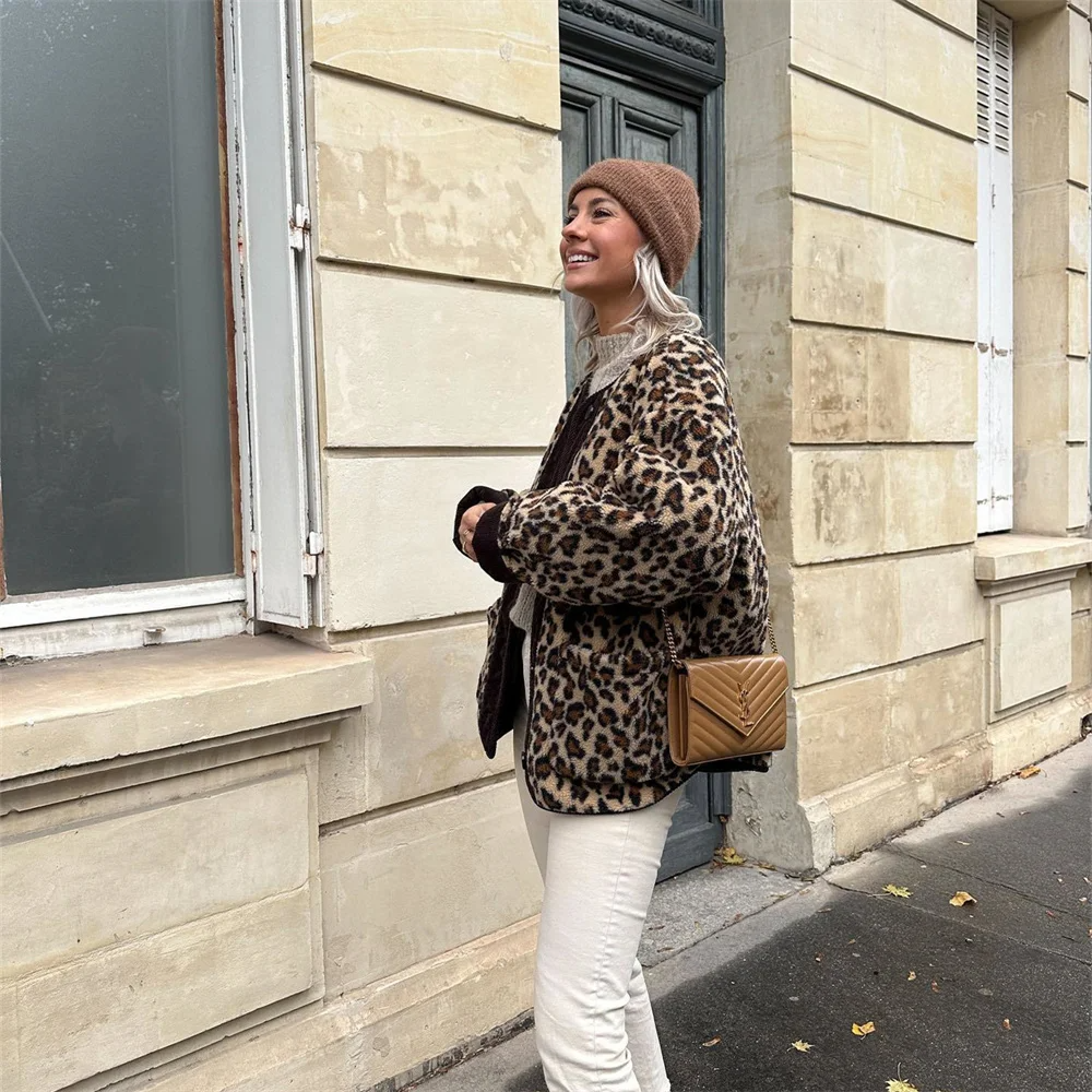 Round neck jacket with leopard print