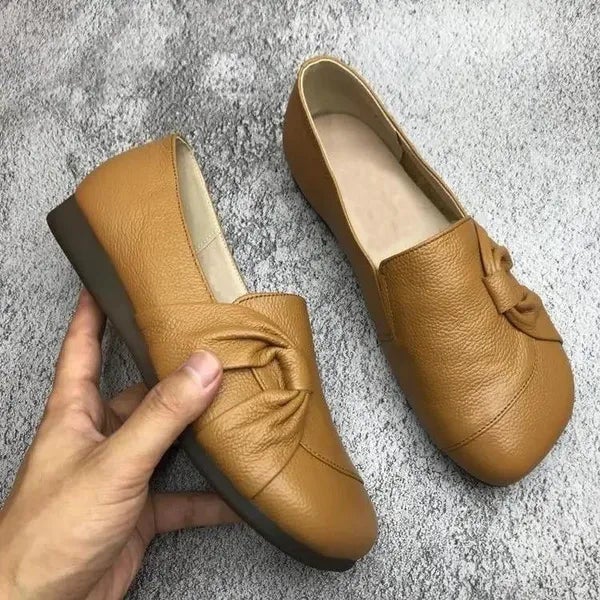 Classic leather shoes with bow