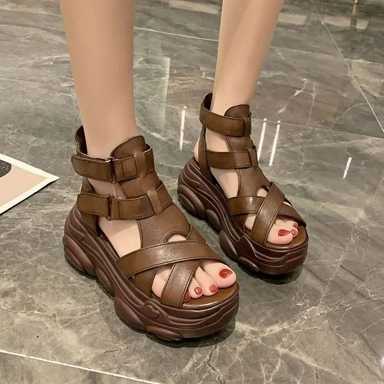 Fashionable criscross sandals