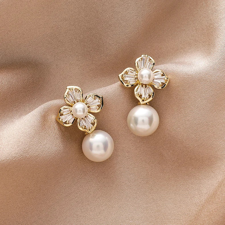 Flower pearl earrings with crystal leaves