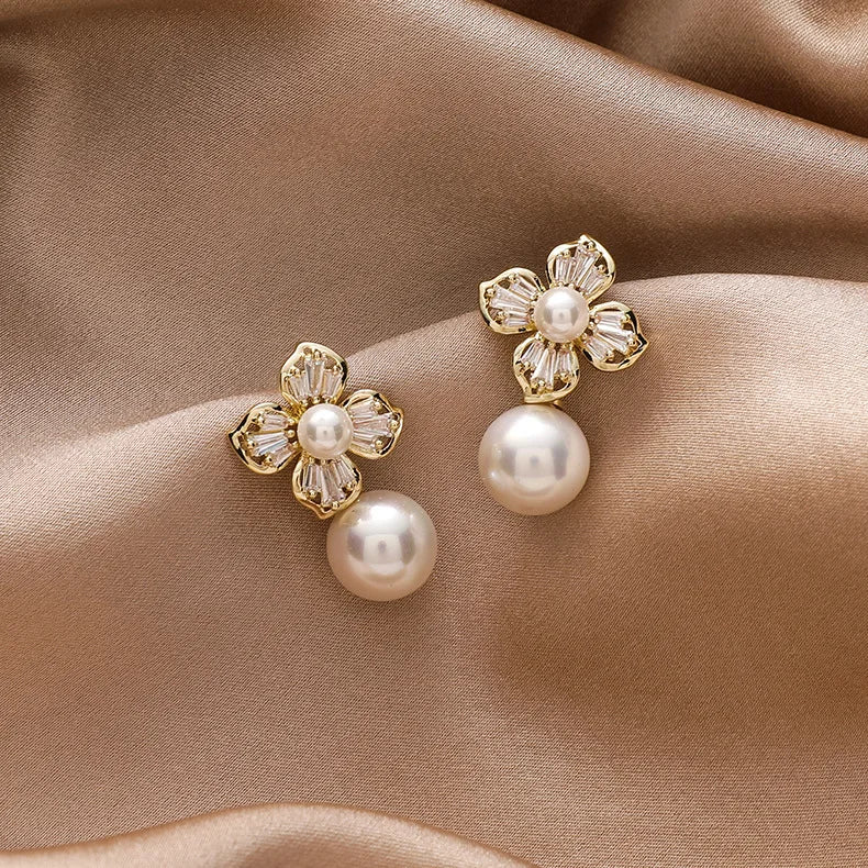 Flower pearl earrings with crystal leaves