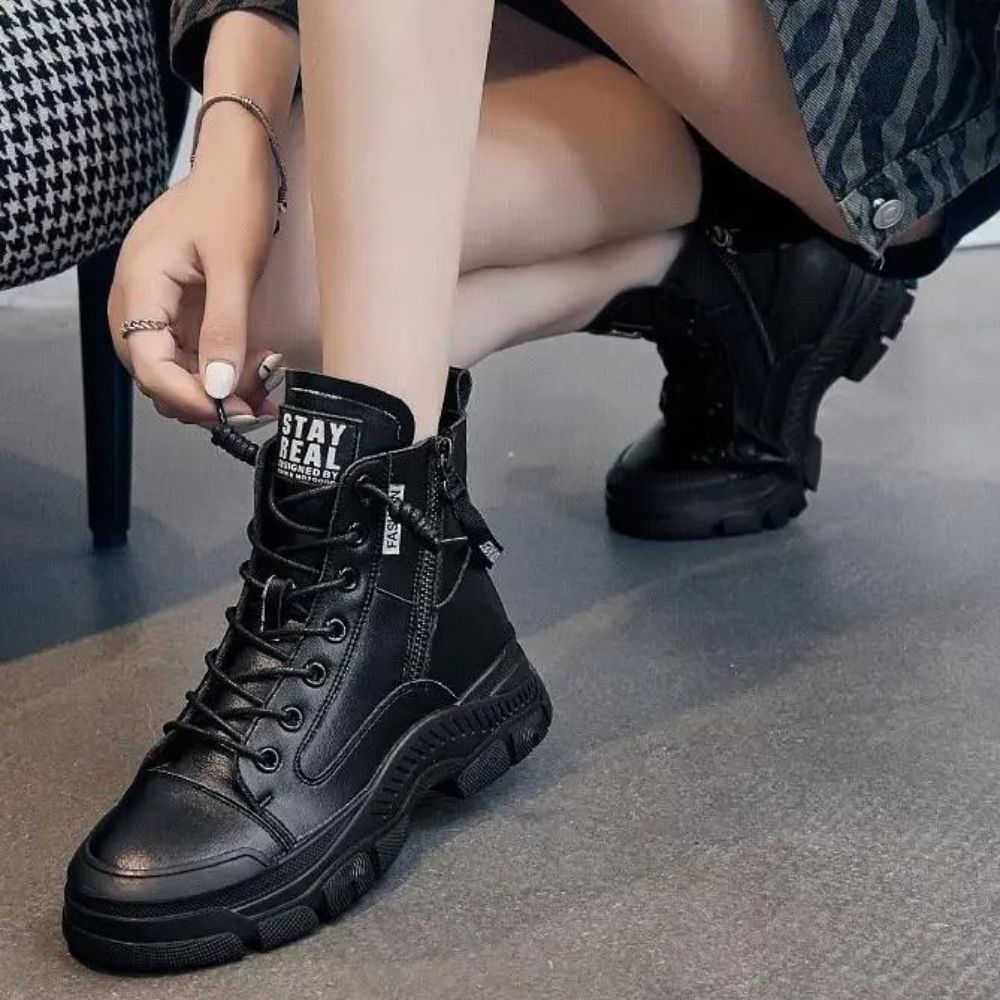 Elegant high-top sneaker boots with zip fastening