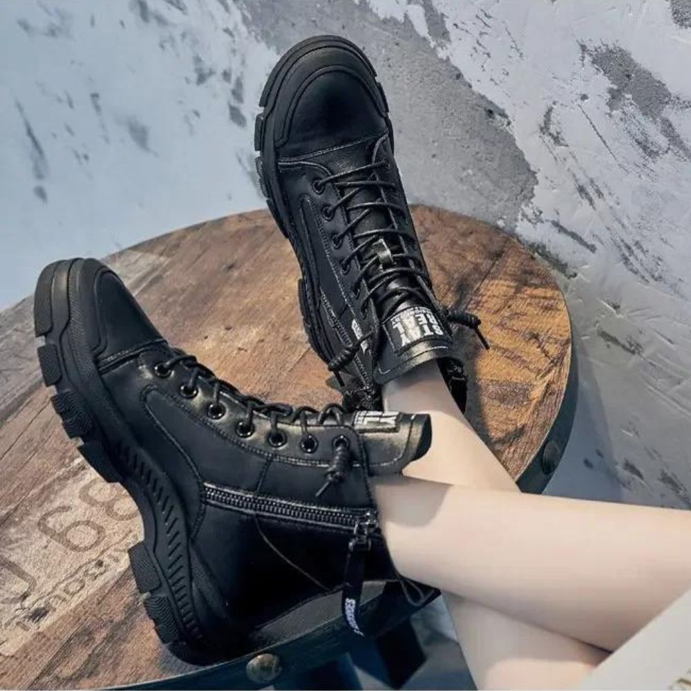 Elegant high-top sneaker boots with zip fastening