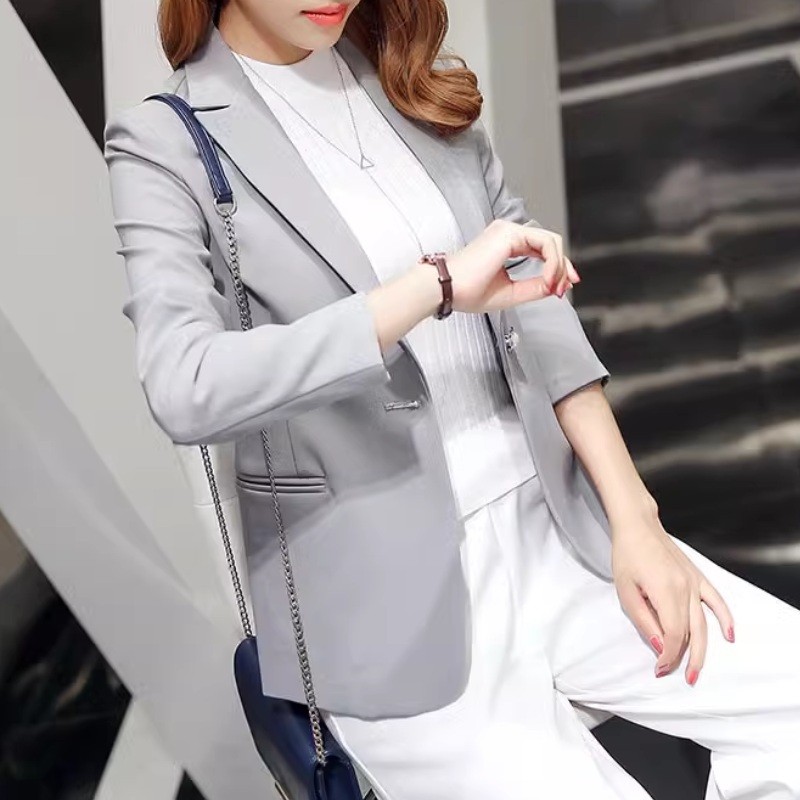 Elegant women's blazer with ankle button fastening