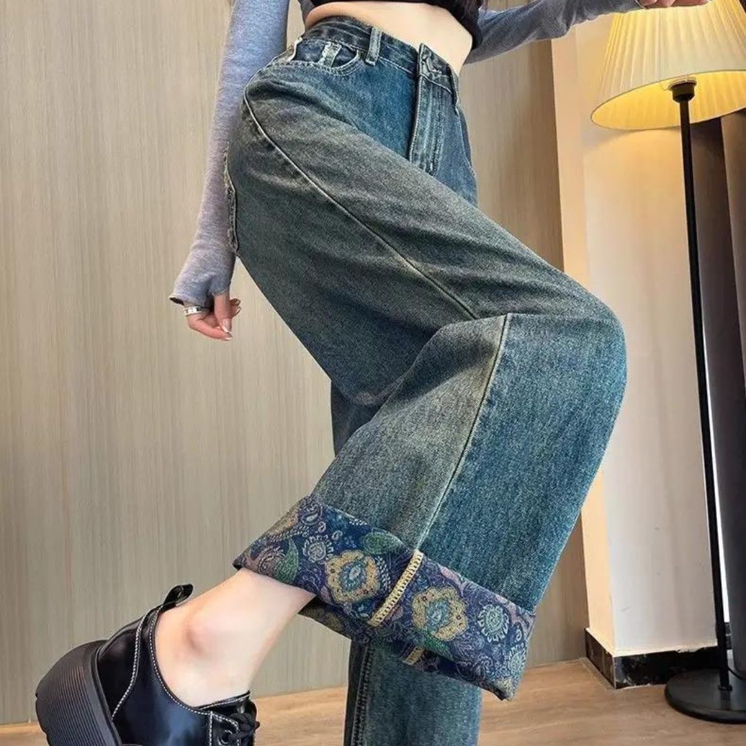 Vintage high-waist jeans with wide leg