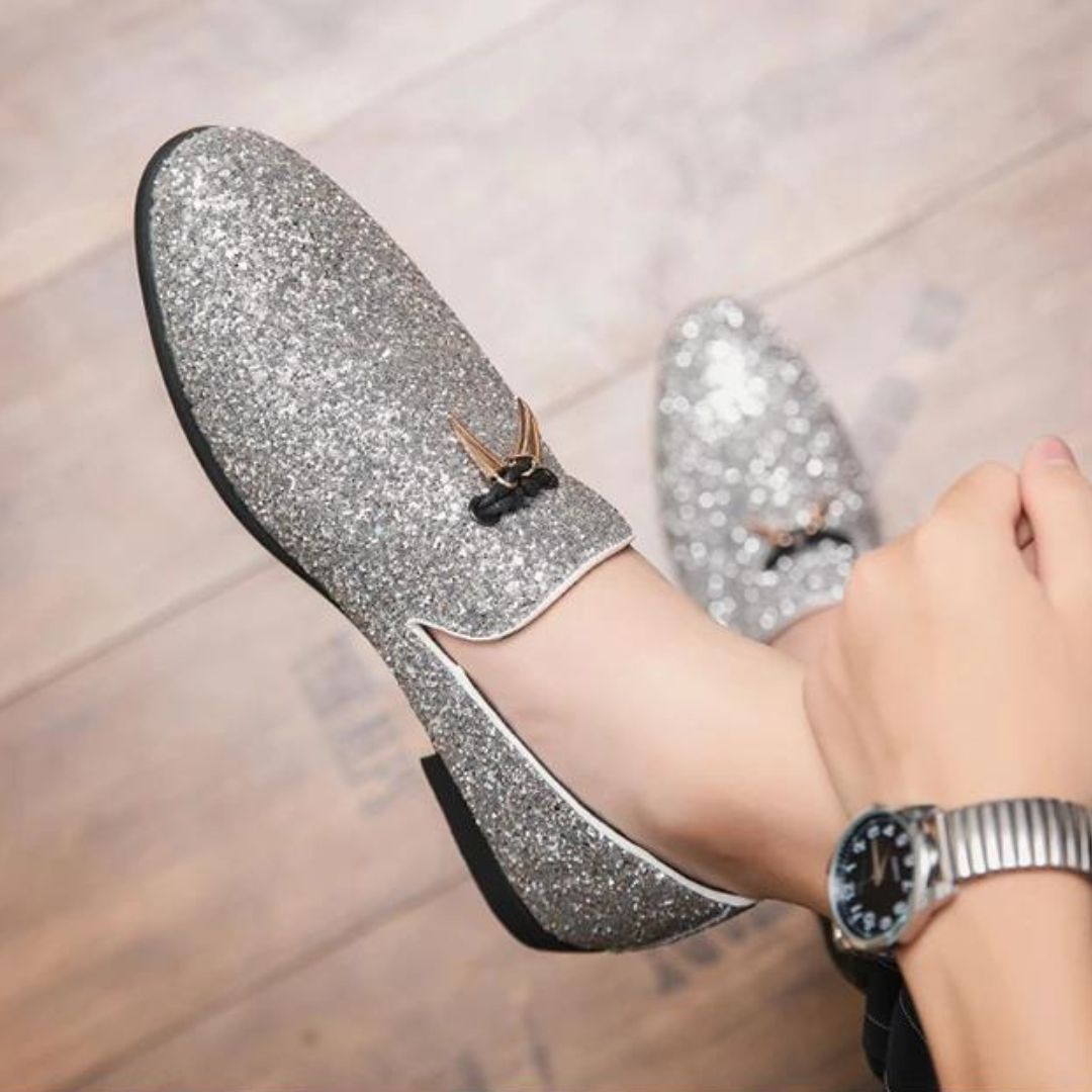 Elegant slip-on shoes with glitter and tassels