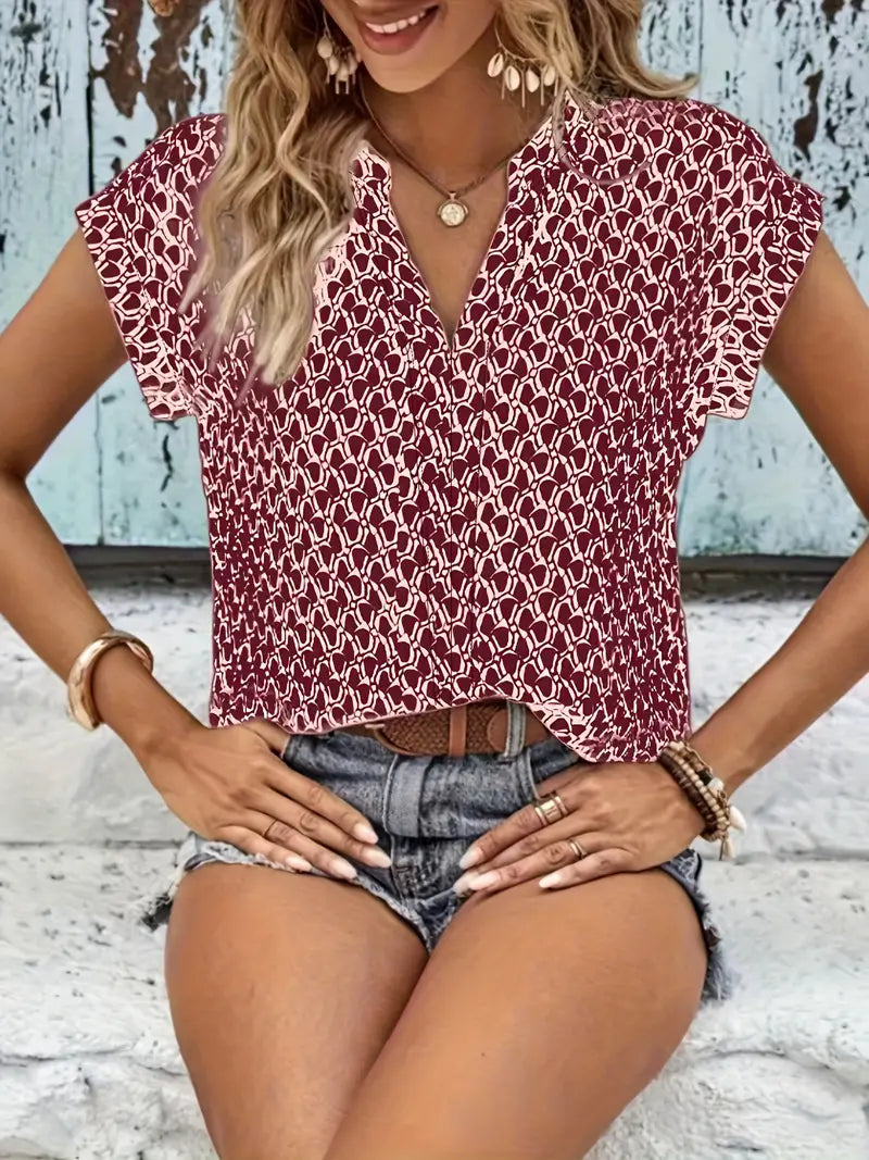 Casual T-shirt with V-neck and geometric print