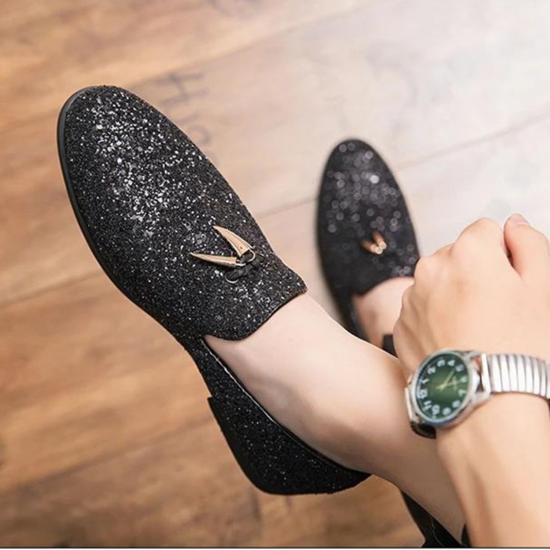 Elegant slip-on shoes with glitter and tassels