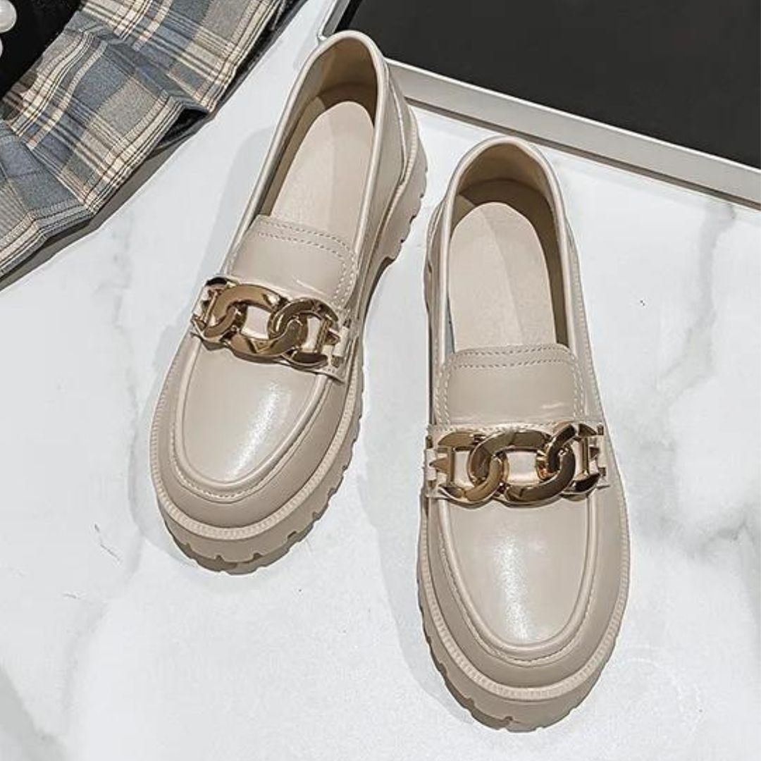 Classic loafer with chain detail