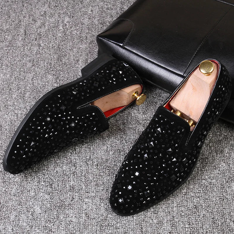 Elegant slip-on shoe with cut-out detail