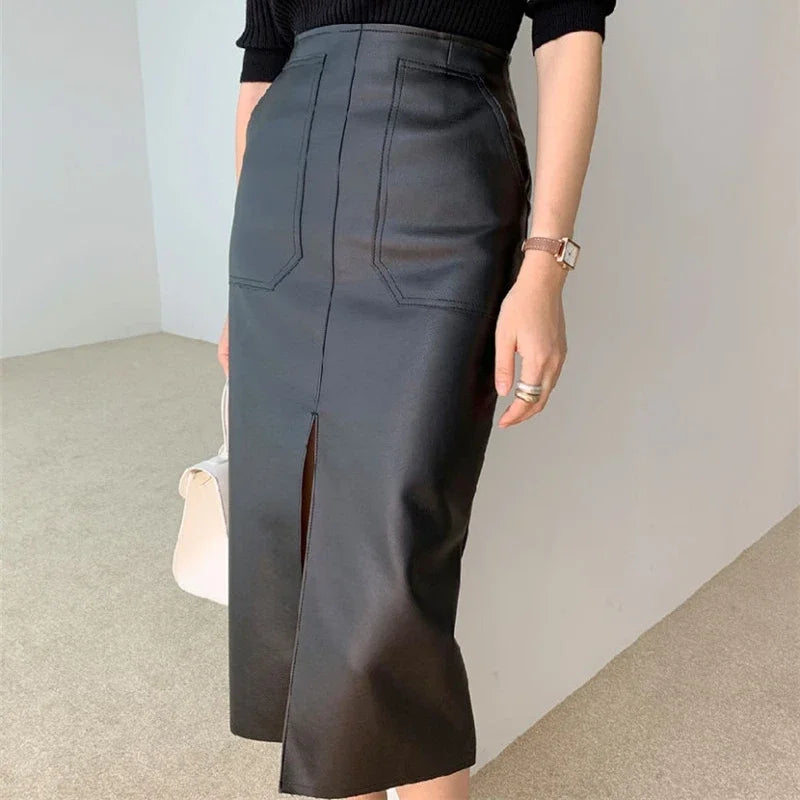 Leather skirt with pockets and zip