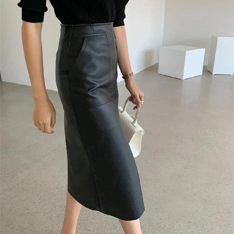 Leather skirt with pockets and zip