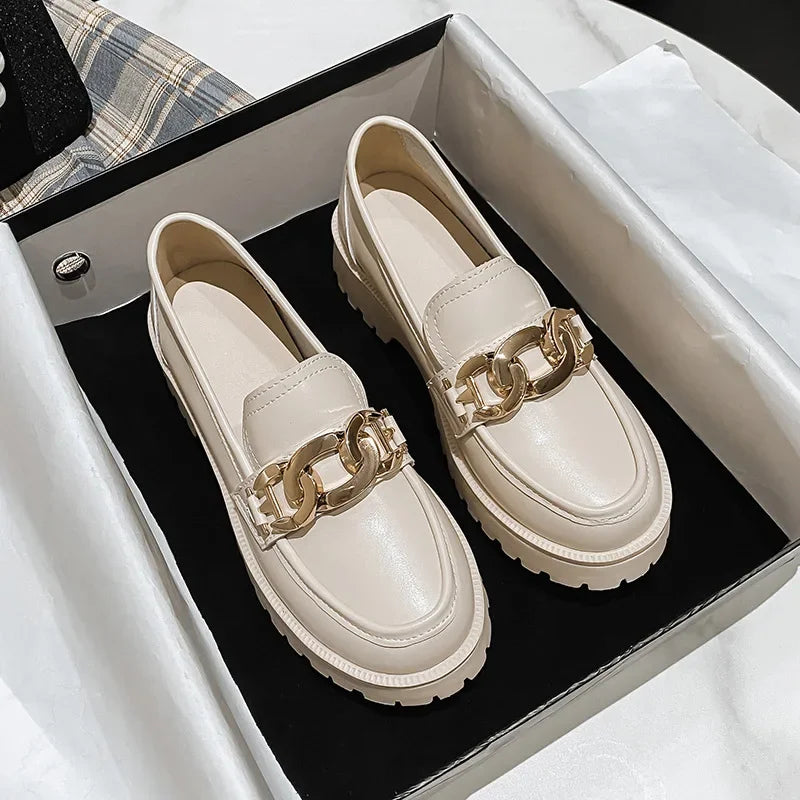 Classic loafer with chain detail