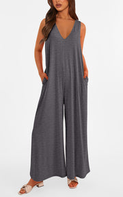 Women's casual jumpsuit with V-neckline, sleeveless and wide legs