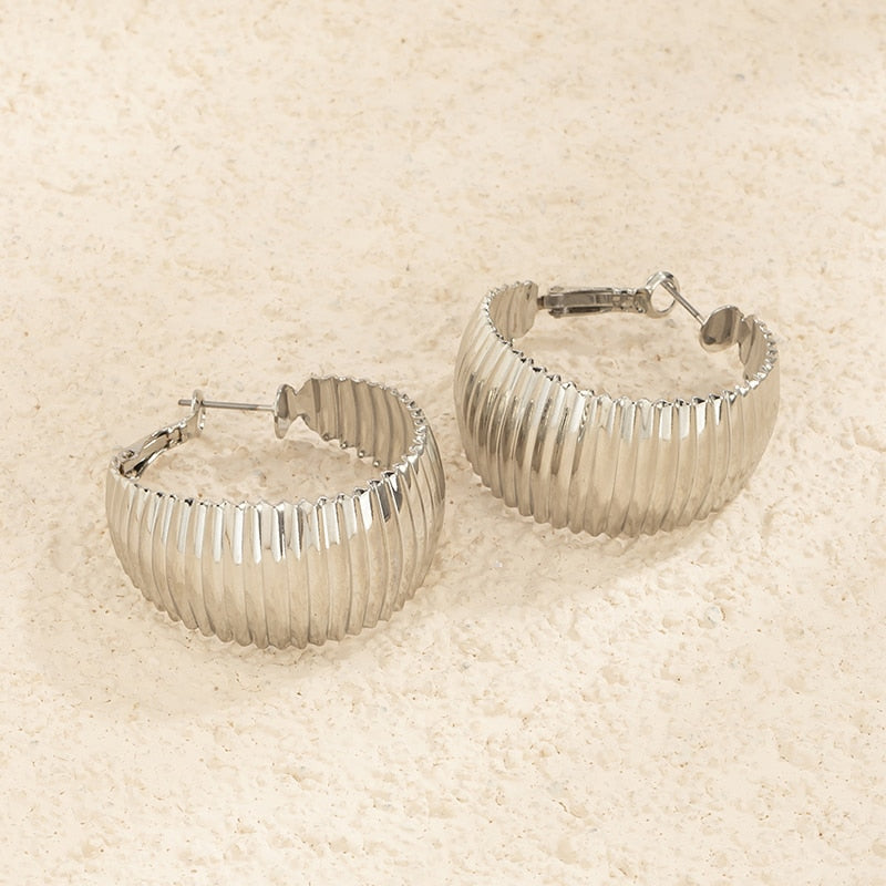 Ladies' fashionable C-shaped ear stud with metallic stripe