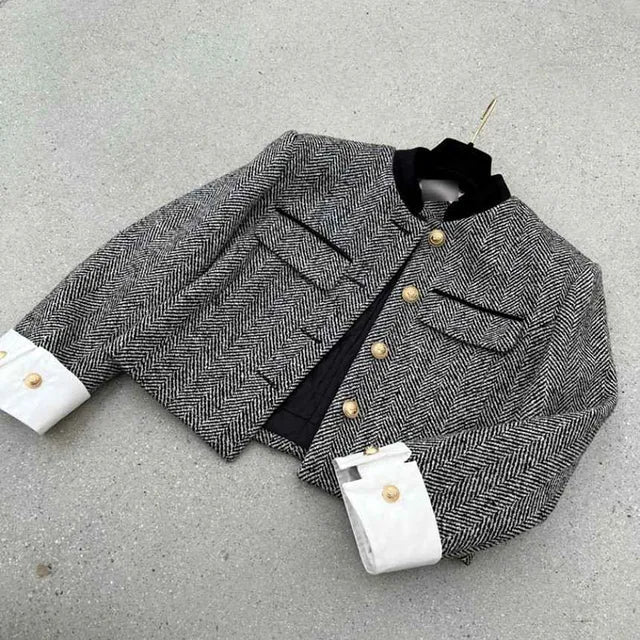 Button-down spring jacket with long sleeves and buttons