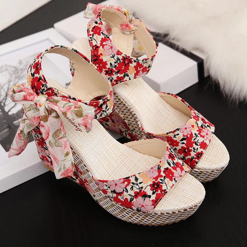 Beach wedge sandals with floral pattern