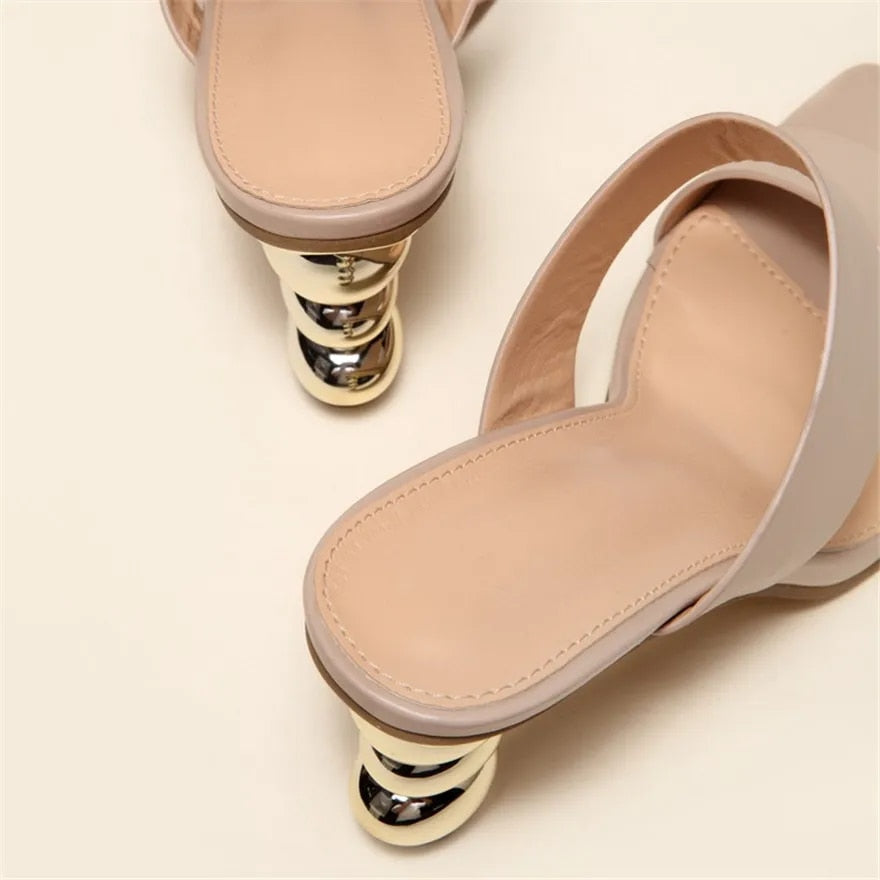 Elegant sandals with heel and square toe