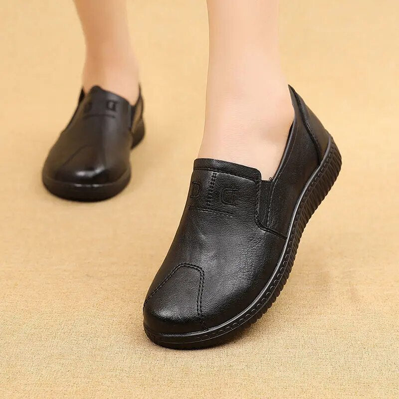 Elegant women's flat shoes with a feminine touch