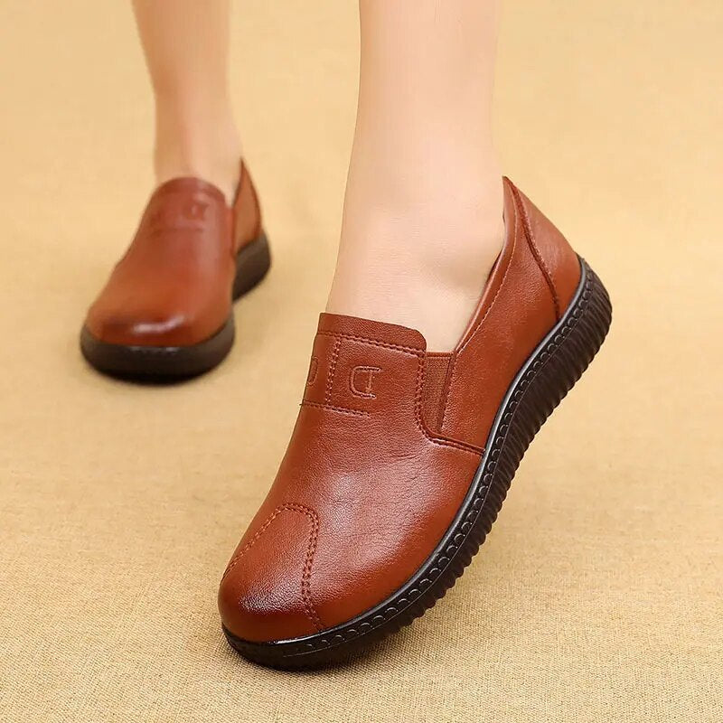 Elegant women's flat shoes with a feminine touch