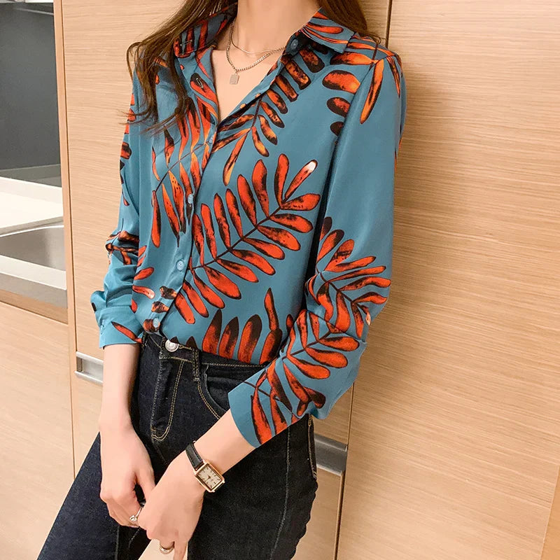 Elegant blouse with leaf print