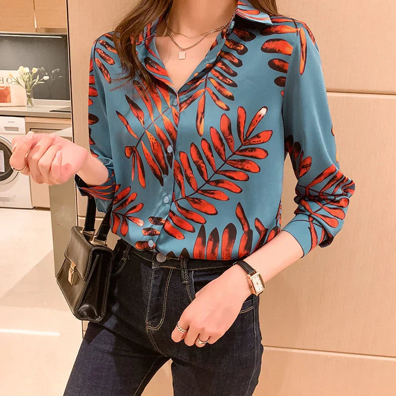 Elegant blouse with leaf print