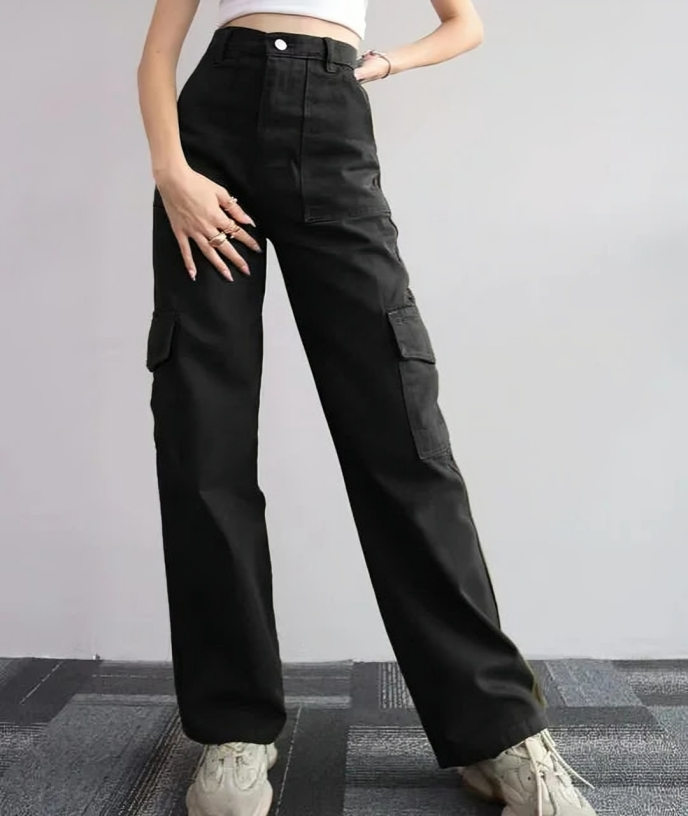 Women's baggy cargo trousers with high waist and wide legs