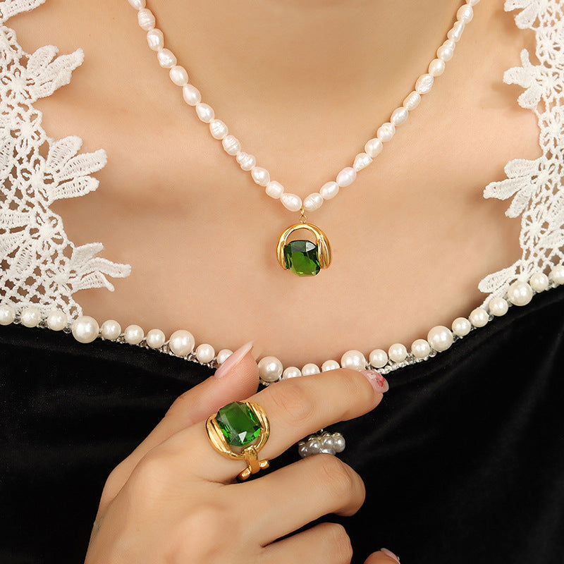 Elegant pearl necklace with green zircon pendant