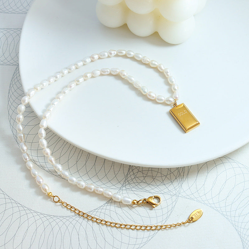 Elegant freshwater pearl necklace with geometric pendant