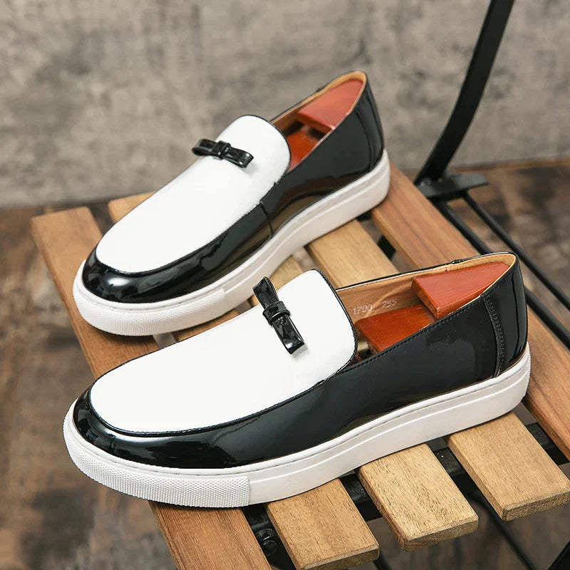 Fashionable loafers in two-colour design with buckle