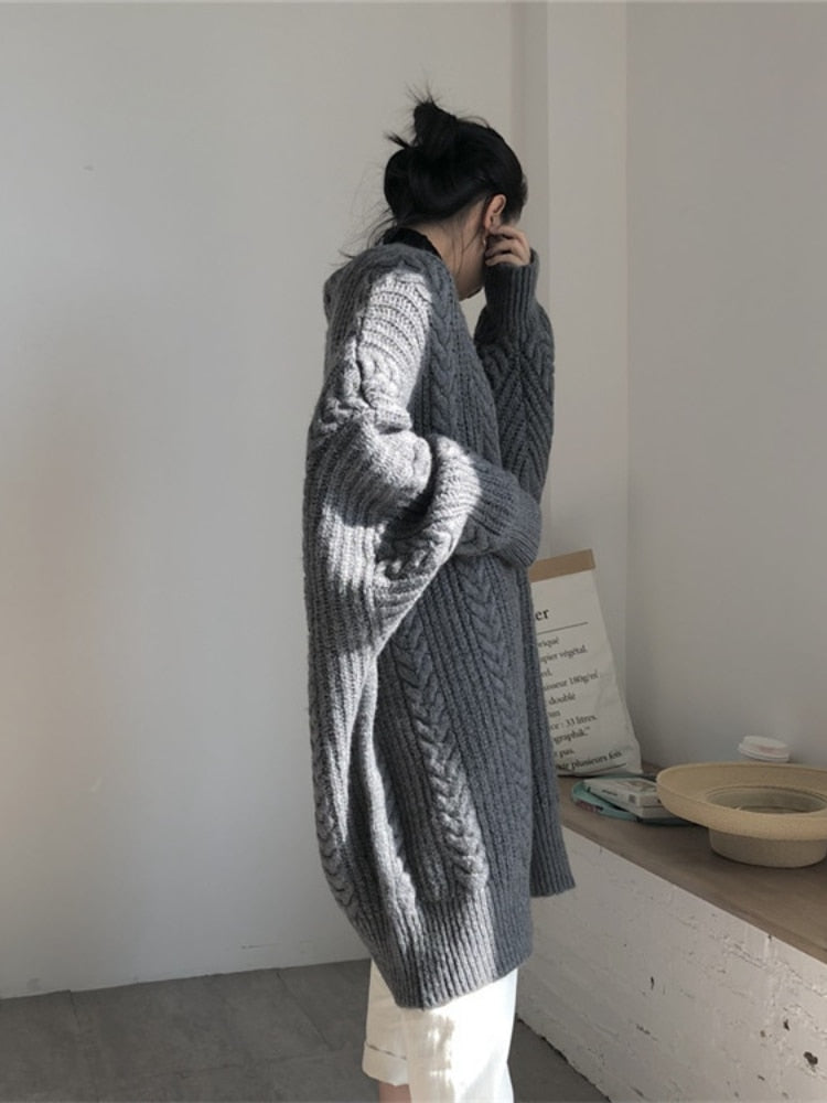 Comfortable long women's cardigan for autumn