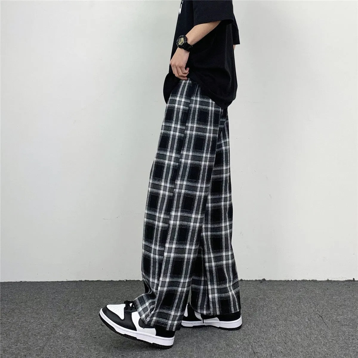 Women's fashion with a wide cut for hip-hop streetwear