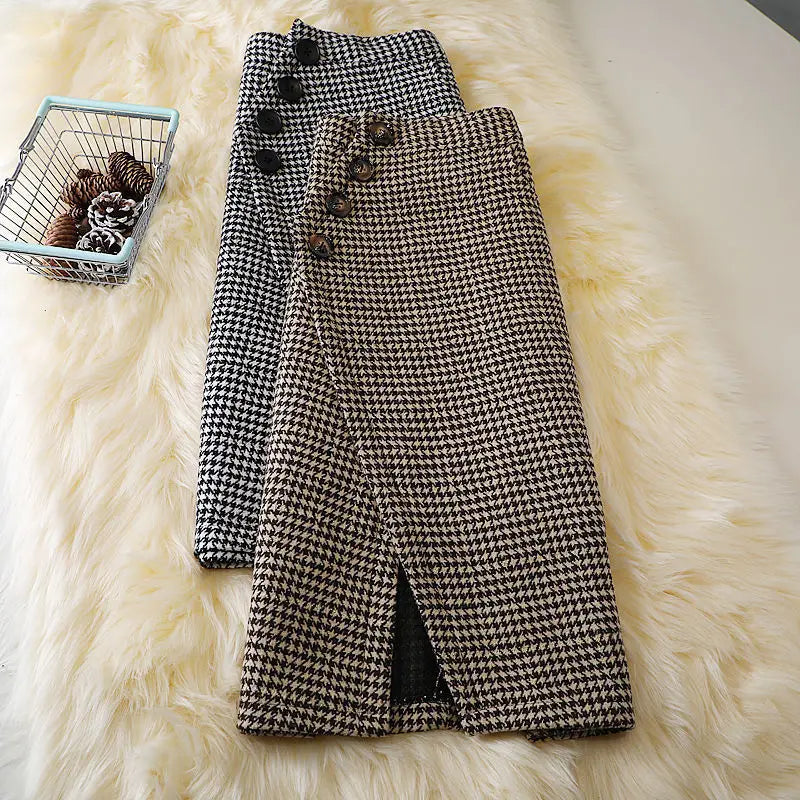 Classic pencil skirt with houndstooth pattern