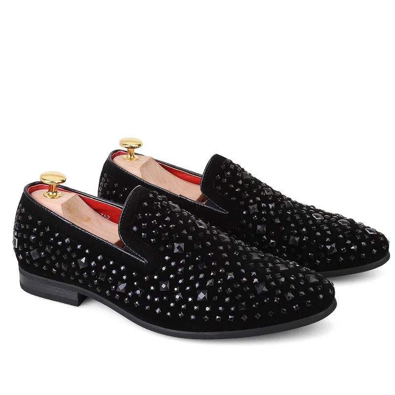 Elegant slip-on shoe with cut-out detail