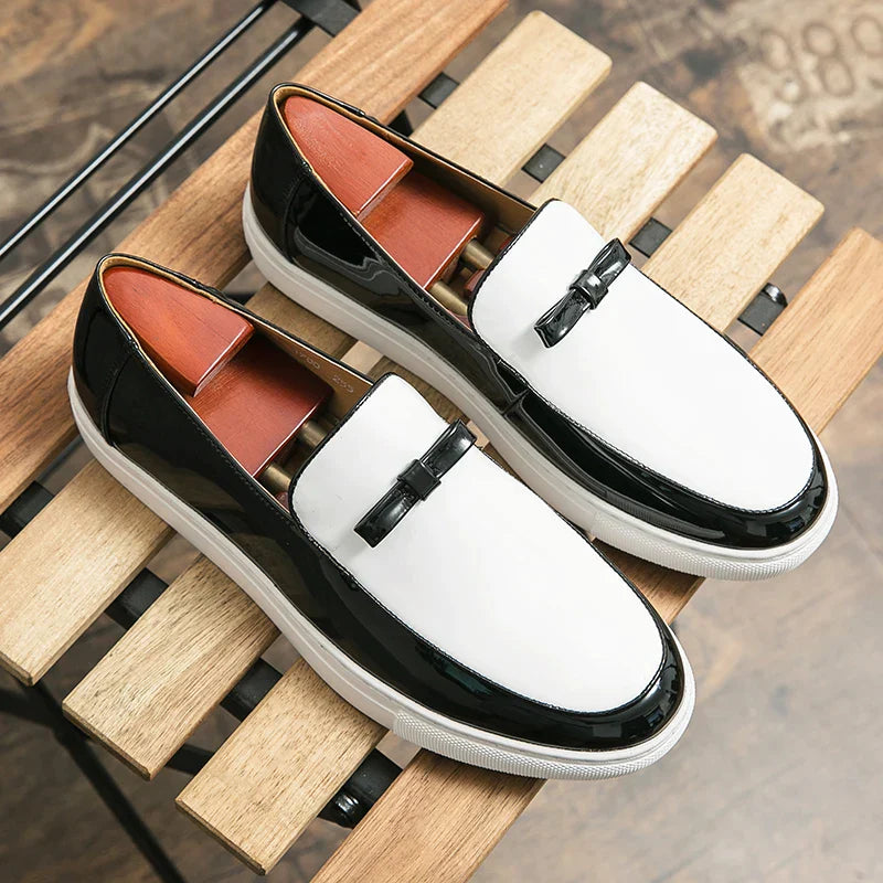 Fashionable loafers in two-colour design with buckle