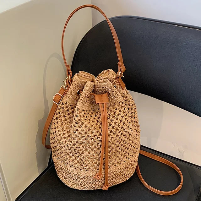 Women's summer straw shoulder bag: Hand-woven drawstring bucket style