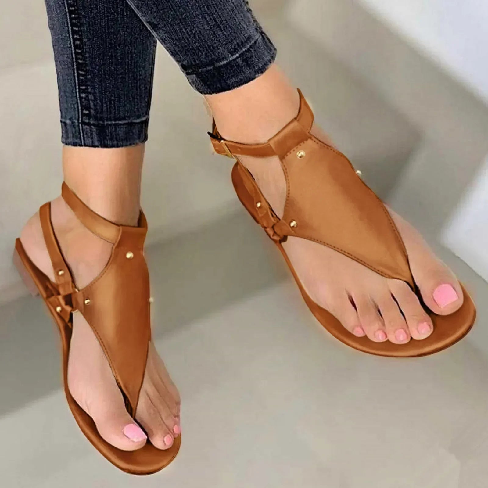 Women's flat sandals with buckle straps