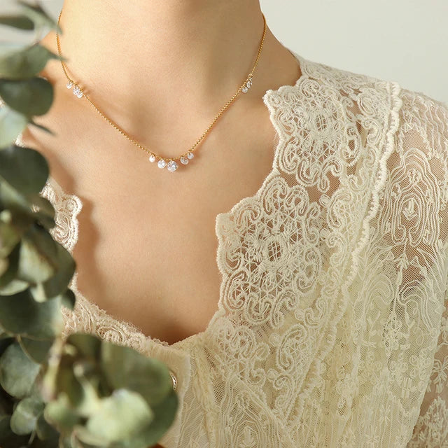 Elegant necklace with crystal pendants