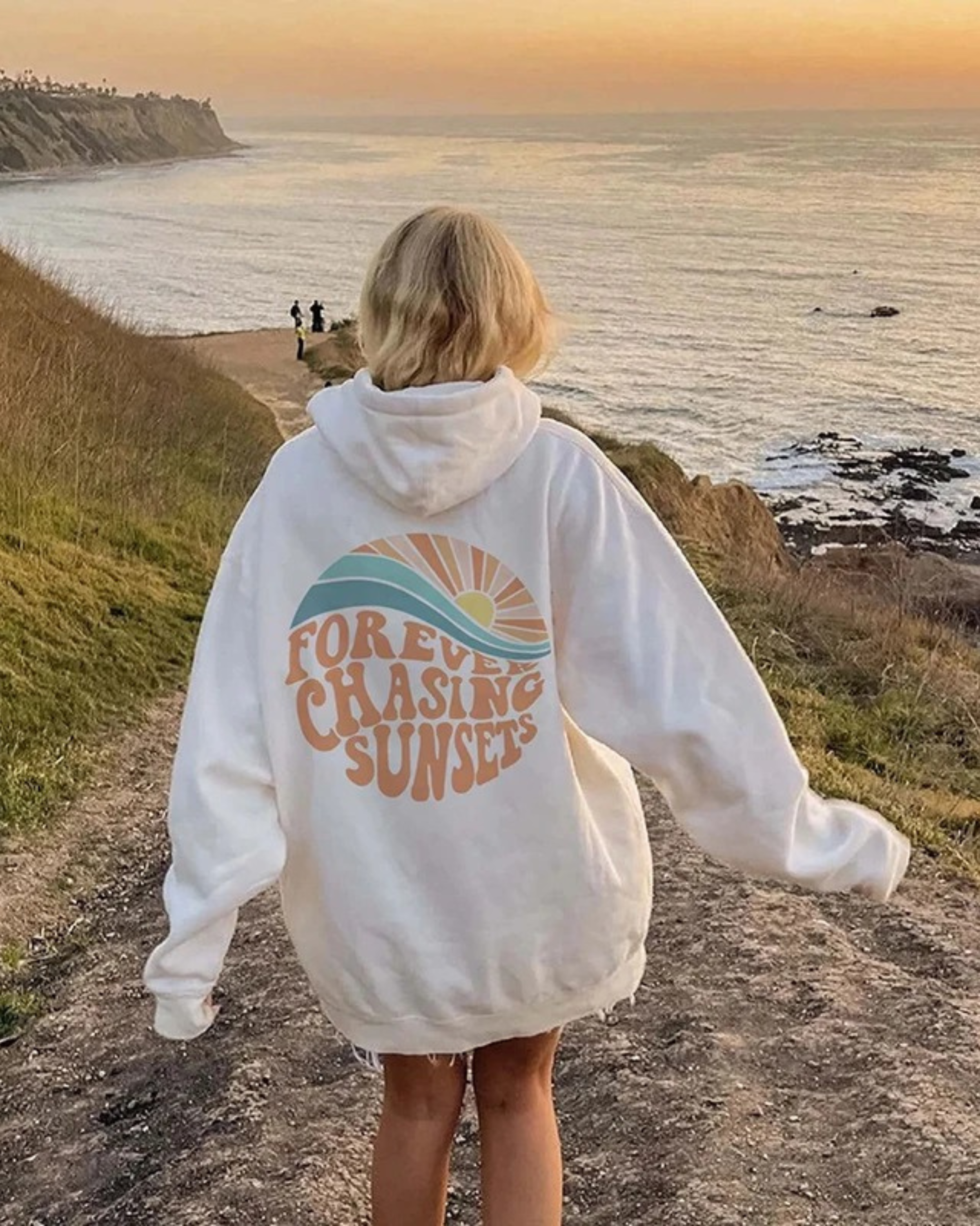 Stylish hoodie "Forever on the hunt for sunsets"