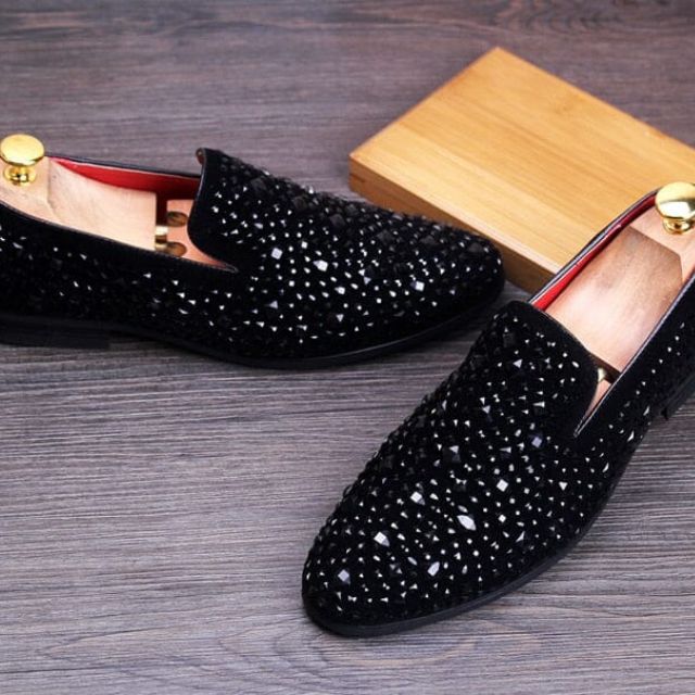 Elegant slip-on shoe with cut-out detail