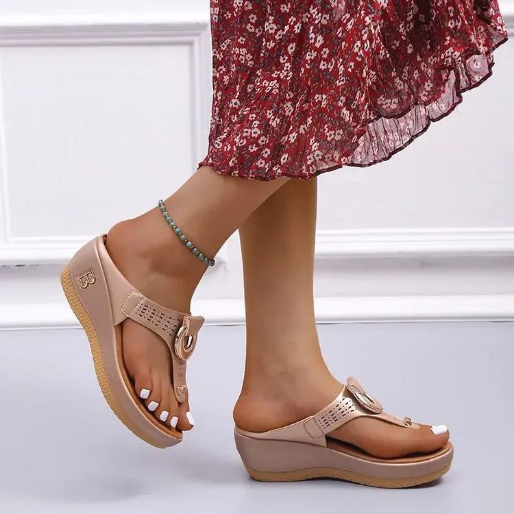 Summer sandals with wedge heel and toe opening