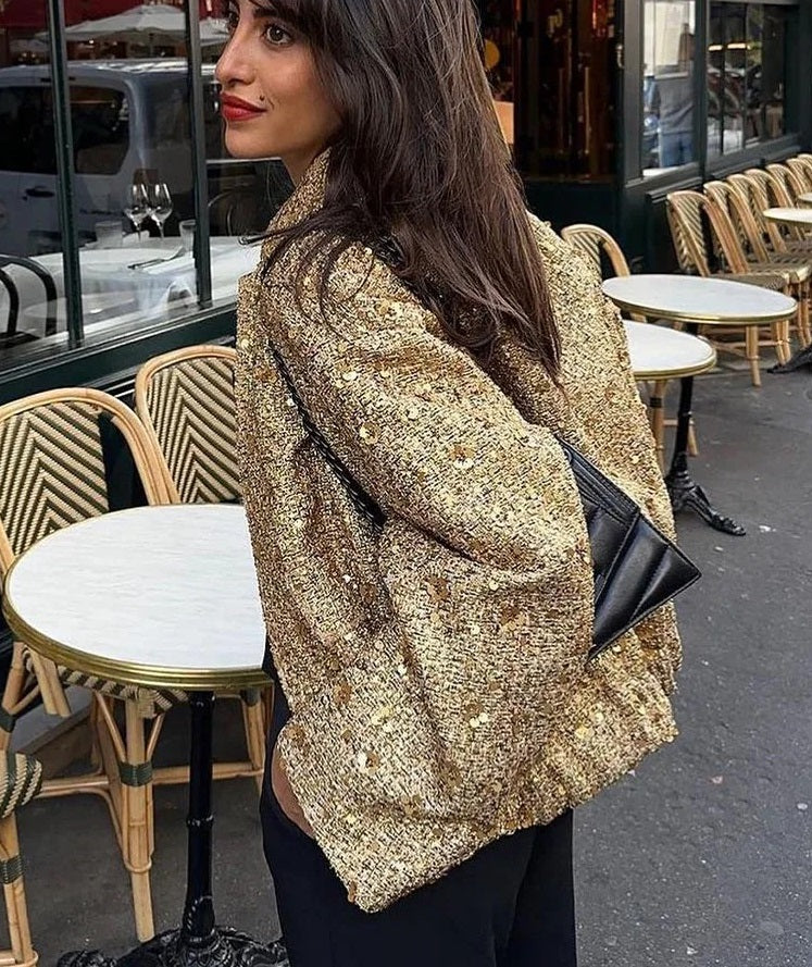 Chic, oversized coat with gold-coloured sequins.