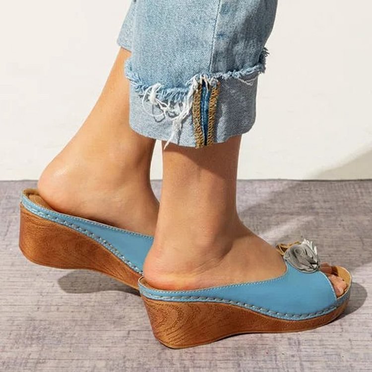 Comfortable wedge sandals in solid leather with flower