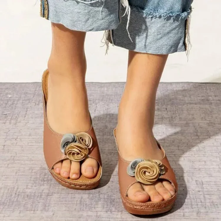 Comfortable wedge sandals in solid leather with flower