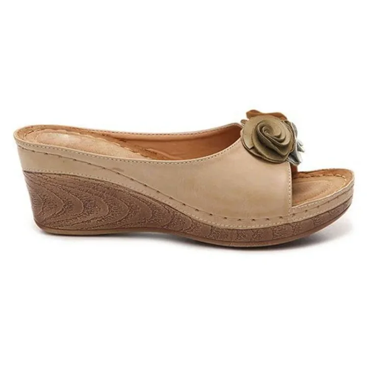 Comfortable wedge sandals in solid leather with flower