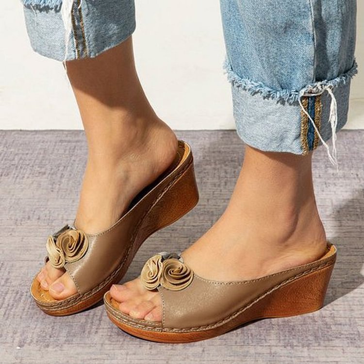 Comfortable wedge sandals in solid leather with flower