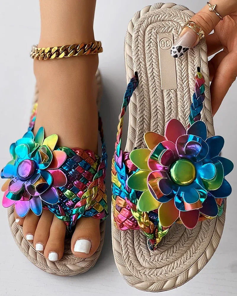 Fashion sandals with flowers